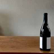 Illustrierende Darstellung einer Weinflasche auf einem Holztisch. Die Bildrechte liegen bei: ?iStockphoto.com/MirAgareb
